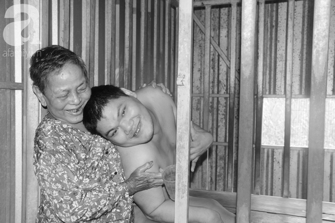 C&acirc;u chuyện x&uacute;c động về mẹ: 36 năm nu&ocirc;i con trai lớn tồng ngồng vẫn ng&acirc;y dại b&ecirc;n mẹ gi&agrave; bệnh tật - Ảnh 1.