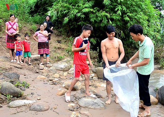 Điện Biên: Vẫn còn cảnh học sinh chui túi nilon vượt suối lũ tới trường - Ảnh 6.