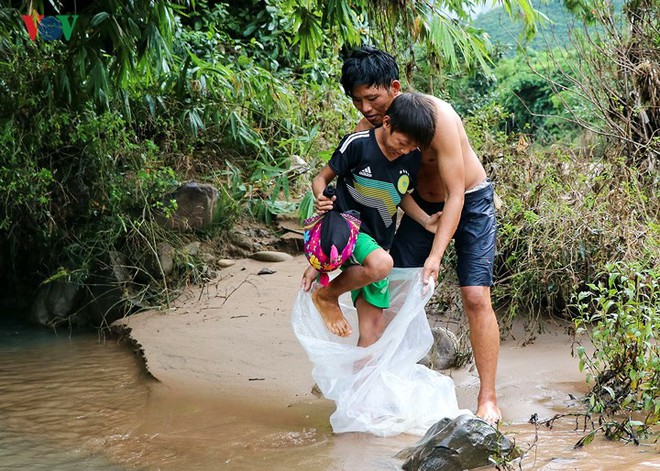 Điện Biên: Vẫn còn cảnh học sinh chui túi nilon vượt suối lũ tới trường - Ảnh 13.
