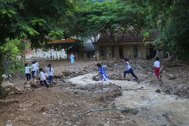 Đường độc đạo bị lũ lụt xóa sổ, học sinh vùng biên Nghệ An vượt đèo lội suối cùng giáo viên cõng gạo đến trường - Ảnh 5.