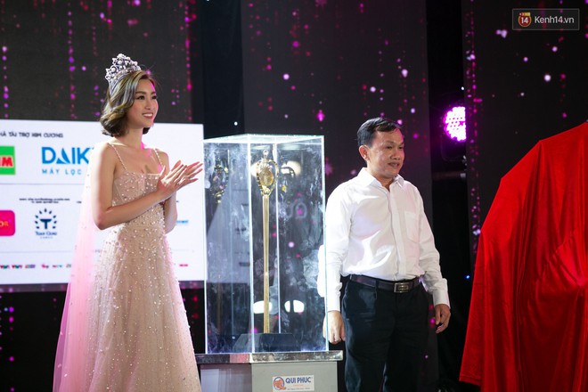 Quyền trượng tối cao của T&acirc;n Hoa hậu Việt Nam 2018 chắc lấy cảm hứng từ gậy thần của thuỷ thủ mặt trăng? - Ảnh 1.
