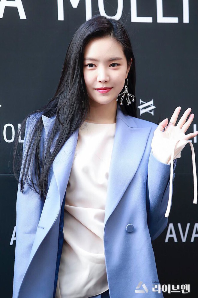 Lâu lâu Naeun (A Pink) mới lại mặc suit kín bưng, netizen Hàn khen hết lời: Không phải cô thì chẳng ai mặc đẹp được đến thế! - Ảnh 1.