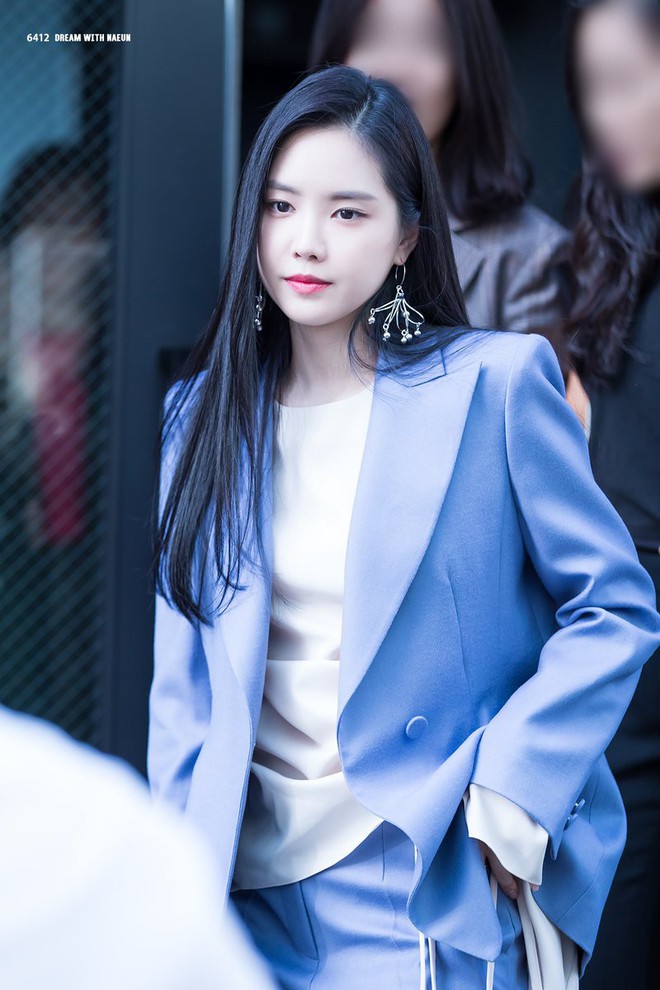 Lâu lâu Naeun (A Pink) mới lại mặc suit kín bưng, netizen Hàn khen hết lời: Không phải cô thì chẳng ai mặc đẹp được đến thế! - Ảnh 4.