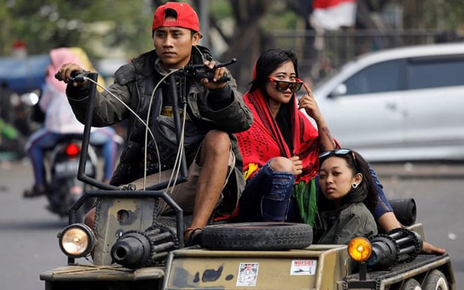 Kh&ocirc;ng phải trường quay phim tận thế đ&acirc;u, khung cảnh bụi bặm dưới đ&acirc;y l&agrave; Lễ hội xe Vespa ở Indonesia đấy! - Ảnh 1.