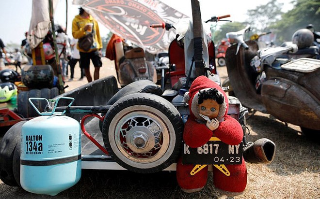 Kh&ocirc;ng phải trường quay phim tận thế đ&acirc;u, khung cảnh bụi bặm dưới đ&acirc;y l&agrave; Lễ hội xe Vespa ở Indonesia đấy! - Ảnh 4.