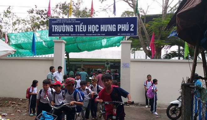 Nhiều phụ huynh k&eacute;o đến trường thắc mắc về s&aacute;ch Tiếng Việt lớp 1 C&ocirc;ng nghệ Gi&aacute;o dục - Ảnh 1.