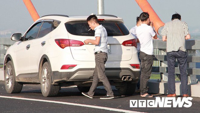 Ảnh: Đ&ugrave;a giỡn tử thần, nhiều người v&ocirc; &yacute; thức dừng xe chụp ảnh tr&ecirc;n cầu Bạch Đằng - Ảnh 12.