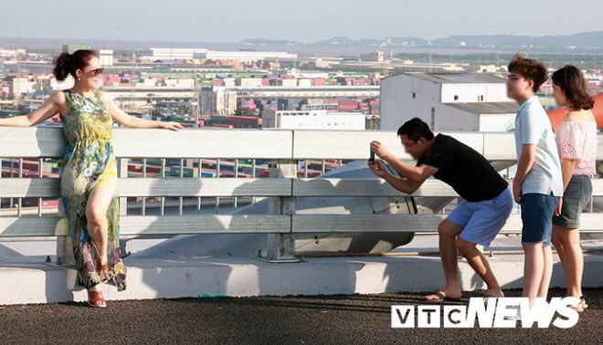Ảnh: Đ&ugrave;a giỡn tử thần, nhiều người v&ocirc; &yacute; thức dừng xe chụp ảnh tr&ecirc;n cầu Bạch Đằng - Ảnh 4.