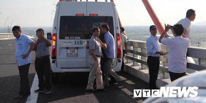 Ảnh: Đ&ugrave;a giỡn tử thần, nhiều người v&ocirc; &yacute; thức dừng xe chụp ảnh tr&ecirc;n cầu Bạch Đằng - Ảnh 10.