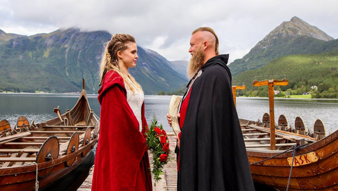 Cặp đôi Na Uy tổ chức đám cưới với thuyền chiến và cắt máu ăn thề theo đúng chuẩn Viking - Ảnh 1.