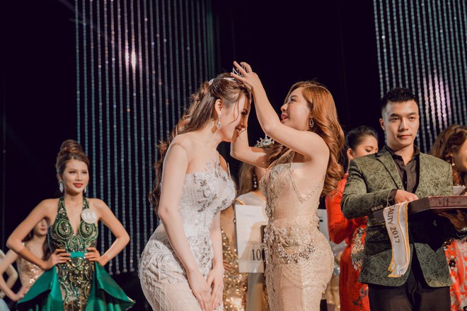 Thư Dung tiếp tục bị tước danh hiệu Hoa hậu Sắc đẹp Hoàn mỹ - Ảnh 1.