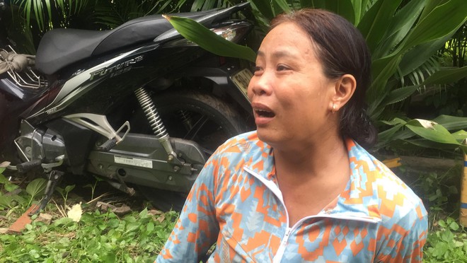 Người phụ nữ khóc ngất khi chứng kiến dãy phòng trọ cháy rụi ở Sài Gòn - Ảnh 3.