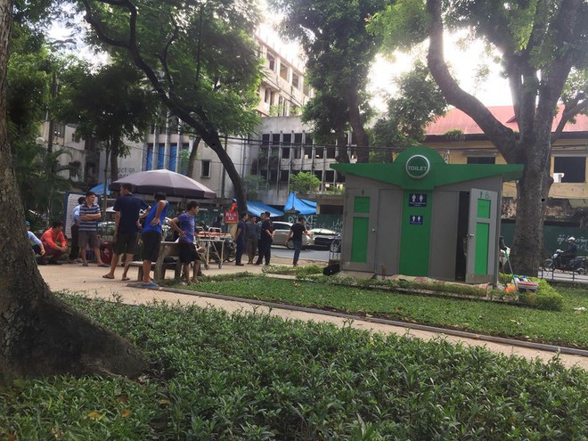Hà Nội: Phát hiện nam công nhân xây dựng tử vong trong nhà vệ sinh công viên Pasteur - Ảnh 1.