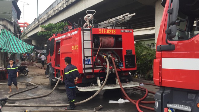 Người phụ nữ khóc ngất khi chứng kiến dãy phòng trọ cháy rụi ở Sài Gòn - Ảnh 2.