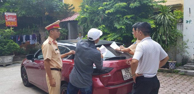 Vụ tài xế ô tô Mazda rú ga, đánh võng ngược chiều trên phố Hà Nội: Công an đến tận nhà đưa tài xế và phương tiện về trụ sở - Ảnh 1.