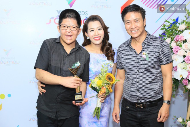 Thảm đỏ VTV Awards 2018: Dàn sao Việt lộng lẫy hội ngộ, Nhã Phương liên tục tạo dáng dùng tay che vòng 2 - Ảnh 14.