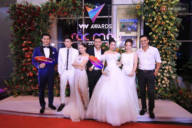 Thảm đỏ VTV Awards 2018: Dàn sao Việt lộng lẫy hội ngộ, Nhã Phương liên tục tạo dáng dùng tay che vòng 2 - Ảnh 8.