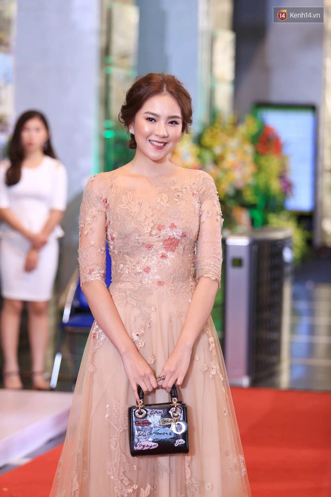 Thảm đỏ VTV Awards 2018: Dàn sao Việt lộng lẫy hội ngộ, Nhã Phương liên tục tạo dáng dùng tay che vòng 2 - Ảnh 12.