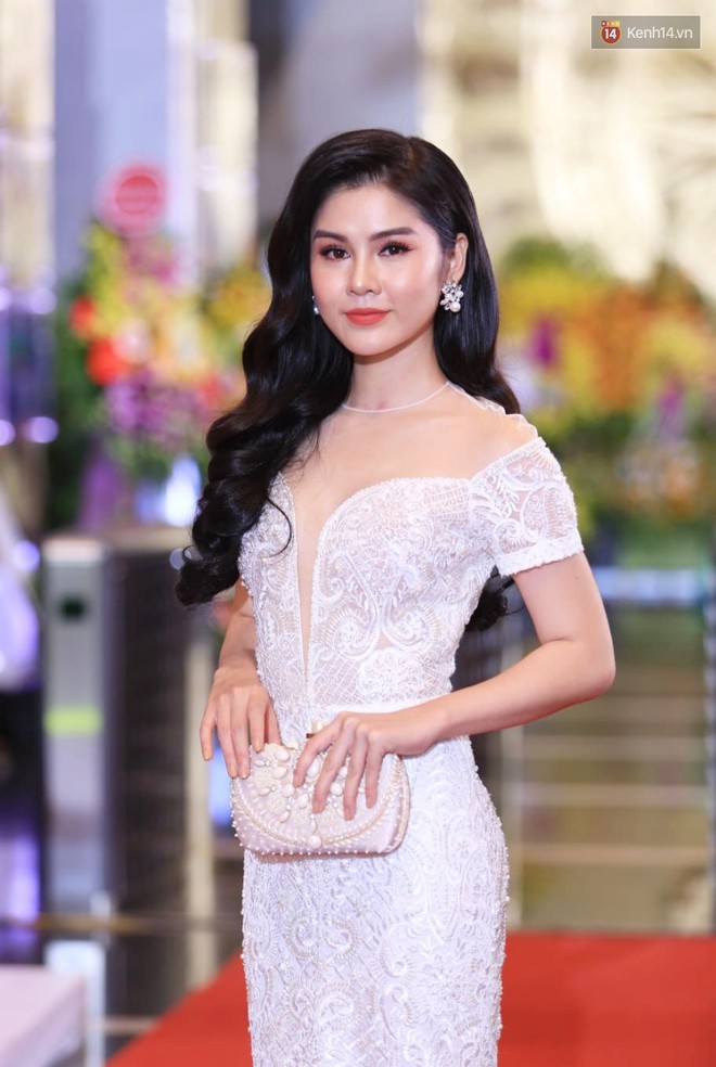 Thảm đỏ VTV Awards 2018: Dàn sao Việt lộng lẫy hội ngộ, Nhã Phương liên tục tạo dáng dùng tay che vòng 2 - Ảnh 11.