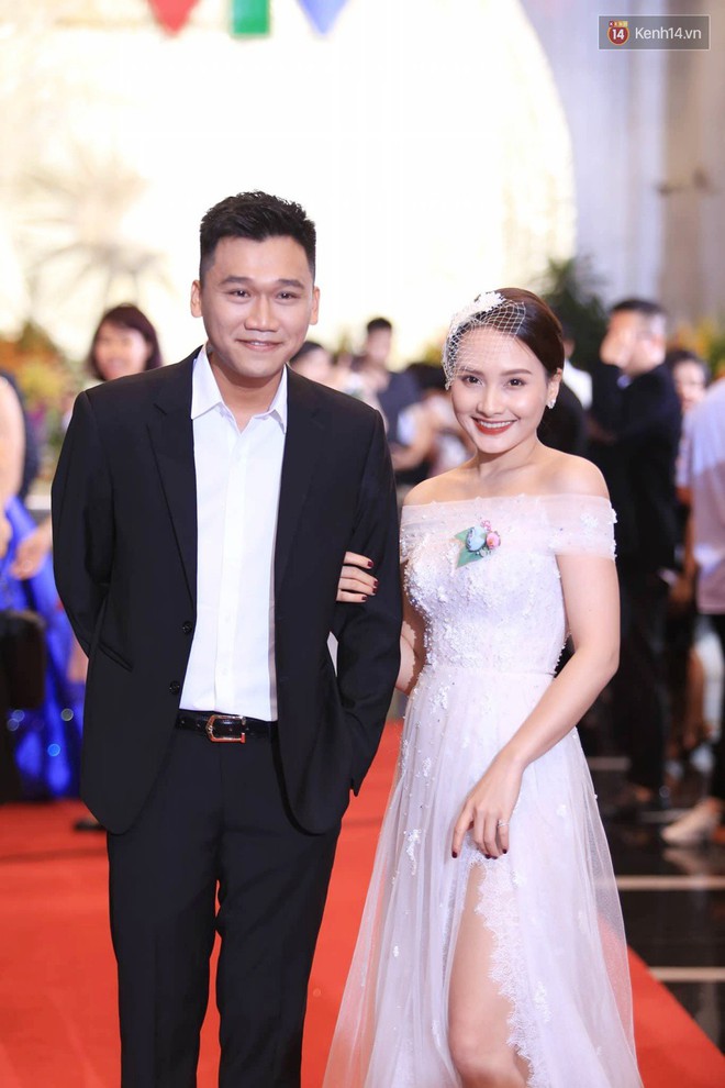 Thảm đỏ VTV Awards 2018: Dàn sao Việt lộng lẫy hội ngộ, Nhã Phương liên tục tạo dáng dùng tay che vòng 2 - Ảnh 7.