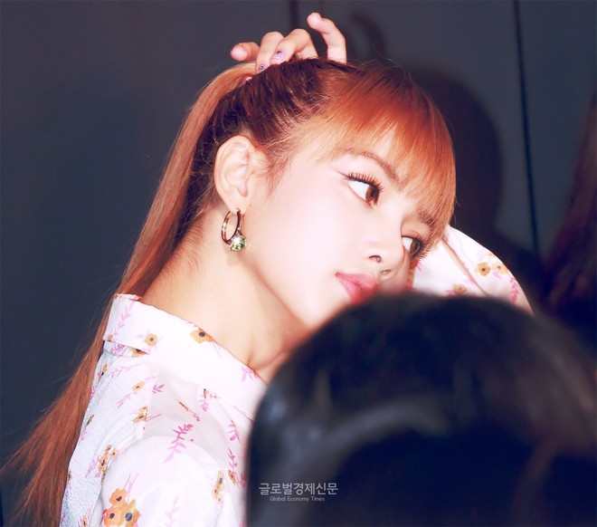 Chế nhẫn th&agrave;nh khuy&ecirc;n tai cho Lisa (Black Pink), stylist của nh&oacute;m hẳn kh&ocirc;ng phải người tầm thường - Ảnh 3.