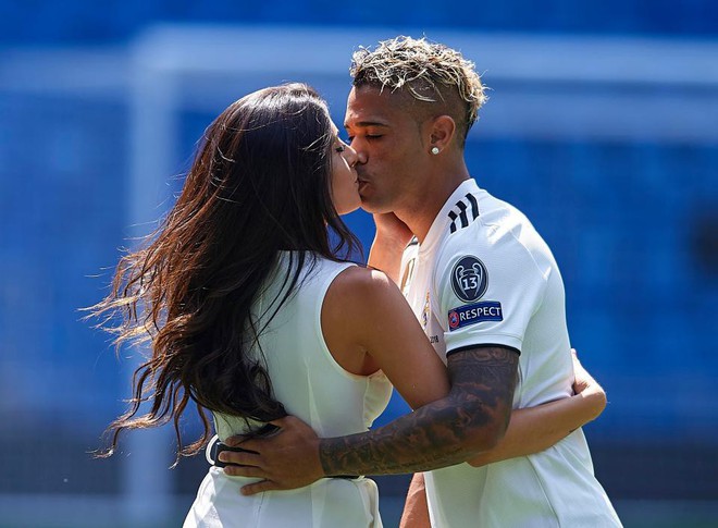 Nhan sắc mỹ nữ bikini, n&agrave;ng WAG n&oacute;ng bỏng thay thế Georgina Rodriguez ở Real Madrid - Ảnh 2.