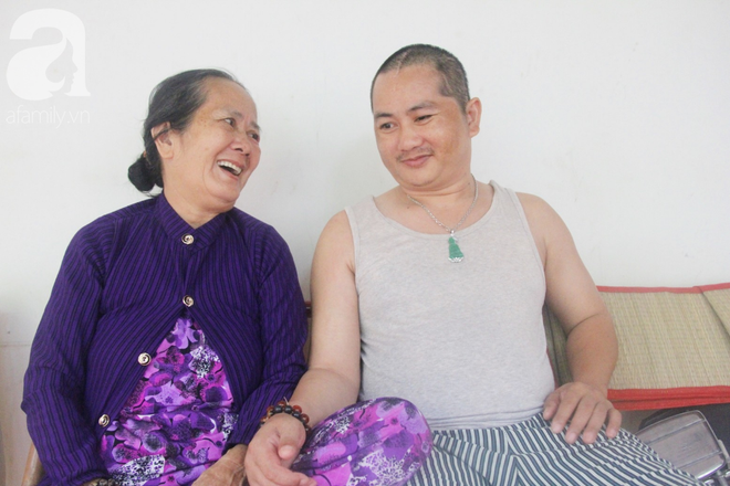Ph&eacute;p m&agrave;u đến với người mẹ gi&agrave; c&ograve;ng lưng, d&igrave;u con trai m&eacute;o đầu đến bệnh viện m&agrave; kh&ocirc;ng đủ tiền chữa trị - Ảnh 1.