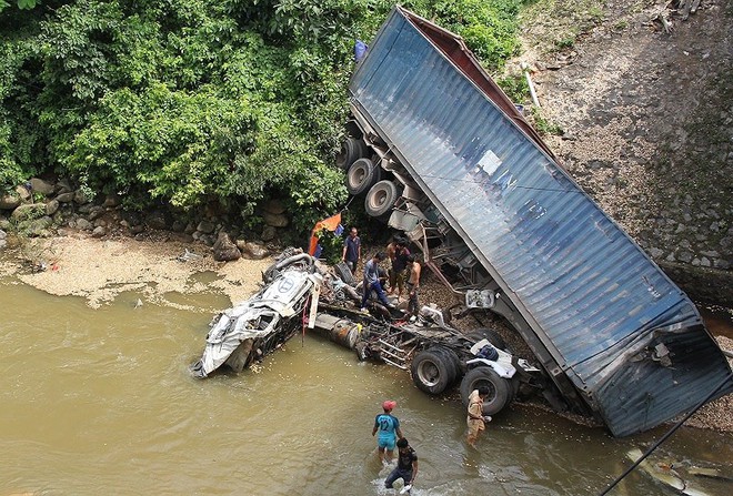 H&uacute;c tung lan can cầu, container lao xuống suối - Ảnh 1.