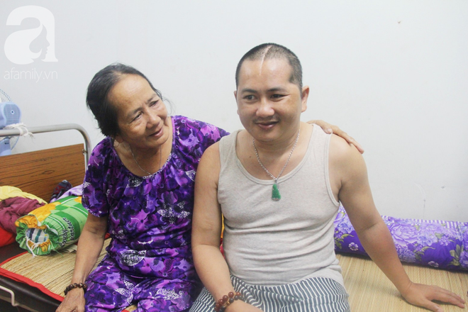 Ph&eacute;p m&agrave;u đến với người mẹ gi&agrave; c&ograve;ng lưng, d&igrave;u con trai m&eacute;o đầu đến bệnh viện m&agrave; kh&ocirc;ng đủ tiền chữa trị - Ảnh 12.