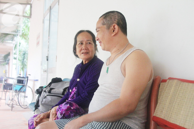 Ph&eacute;p m&agrave;u đến với người mẹ gi&agrave; c&ograve;ng lưng, d&igrave;u con trai m&eacute;o đầu đến bệnh viện m&agrave; kh&ocirc;ng đủ tiền chữa trị - Ảnh 3.