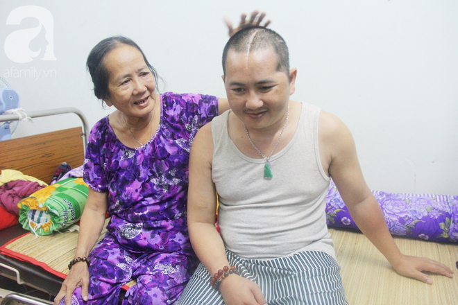 Ph&eacute;p m&agrave;u đến với người mẹ gi&agrave; c&ograve;ng lưng, d&igrave;u con trai m&eacute;o đầu đến bệnh viện m&agrave; kh&ocirc;ng đủ tiền chữa trị - Ảnh 5.