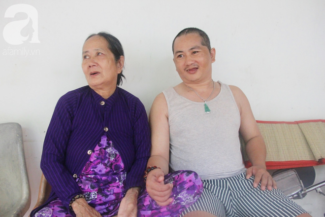 Ph&eacute;p m&agrave;u đến với người mẹ gi&agrave; c&ograve;ng lưng, d&igrave;u con trai m&eacute;o đầu đến bệnh viện m&agrave; kh&ocirc;ng đủ tiền chữa trị - Ảnh 8.