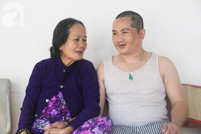 Ph&eacute;p m&agrave;u đến với người mẹ gi&agrave; c&ograve;ng lưng, d&igrave;u con trai m&eacute;o đầu đến bệnh viện m&agrave; kh&ocirc;ng đủ tiền chữa trị - Ảnh 10.