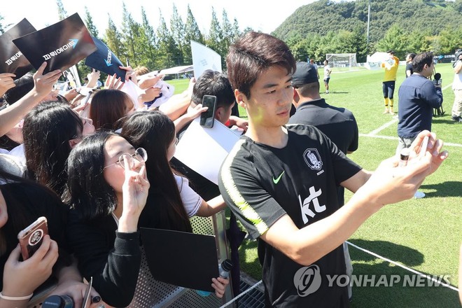 Nghìn fan nữ đổ xô tới xem Son Heung-min tập luyện, phá vỡ kỷ lục mọi thời đại của đội tuyển Hàn Quốc - Ảnh 4.