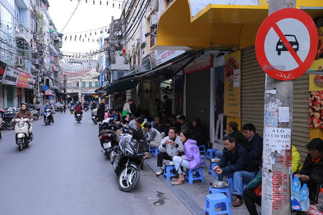 6 hàng cafe luôn đông nghịt trong những ngày Hà Nội đẹp trời thế này - Ảnh 1.