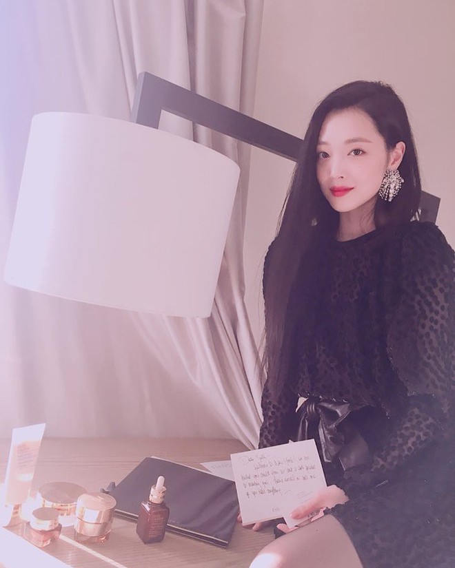 Hiếm khi Sulli k&iacute;n cổng cao tường, netizen kh&ocirc;ng ch&ecirc; m&agrave; c&ograve;n đồng loạt khen ngợi c&ocirc; xứng với đẳng cấp nữ thần - Ảnh 2.