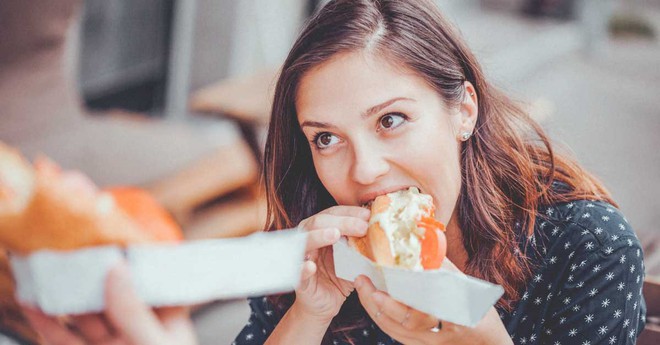 Đừng l&agrave;m những việc n&agrave;y trong l&uacute;c ăn uống nếu kh&ocirc;ng muốn sức khoẻ đi xuống - Ảnh 2.