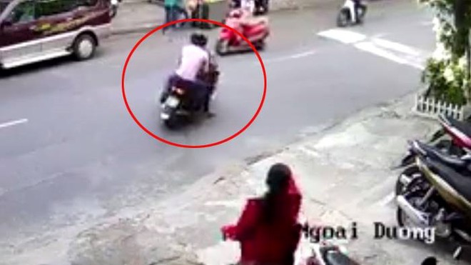 C&ocirc; g&aacute;i đi xe m&aacute;y bị 2 thanh ni&ecirc;n đẩy ng&atilde;, cướp xe t&aacute;o tợn ở S&agrave;i G&ograve;n - Ảnh 1.