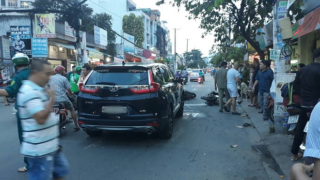 &Ocirc; t&ocirc; t&ocirc;ng h&agrave;ng loạt xe m&aacute;y ở S&agrave;i G&ograve;n, nhiều người bị thương trong đ&oacute; c&oacute; trẻ em - Ảnh 2.