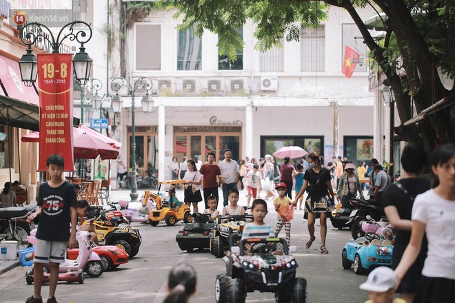 Có một Hà Nội đông đúc nhưng không hề hối hả của một ngày đầu thu - Ảnh 3.