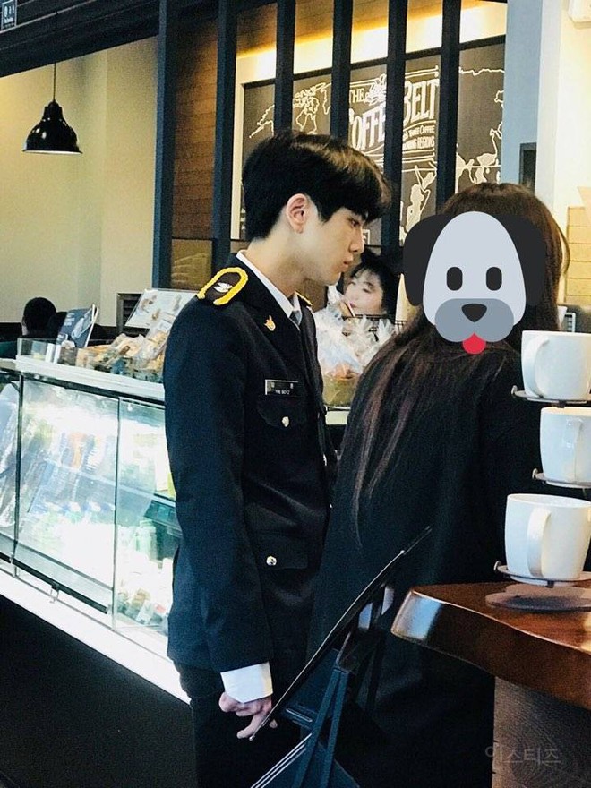 Dậy sóng trước nam idol mặc cảnh phục đi mua cafe mà đẹp như đóng phim, trước đó từng được chọn vì ăn bánh mì - Ảnh 2.