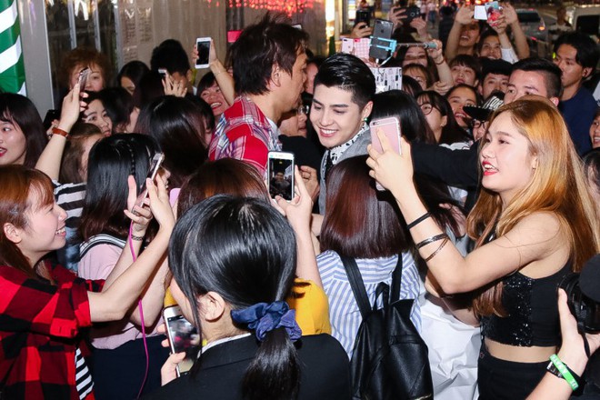 Clip: Đ&ocirc;ng đảo fan tại Nhật Bản v&acirc;y k&iacute;n Noo Phước Thịnh sau show diễn, cuồng nhiệt kh&ocirc;ng k&eacute;m kh&aacute;n giả Việt - Ảnh 7.