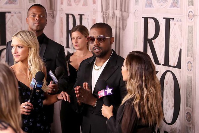 Bị hỏi về vụ chửi nhau của vợ, Kanye West sôi máu đuổi thẳng cổ phóng viên ngay giữa fashion show - Ảnh 3.