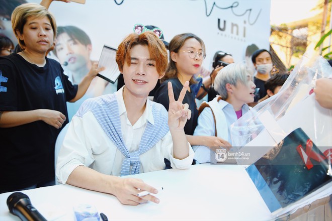 Fansign đầu tiên của Uni5 kỉ niệm 2 năm debut: Hơn 300 fan liên tục đứng ngồi không yên vì bị 6 thành viên thả thính không ngớt - Ảnh 7.