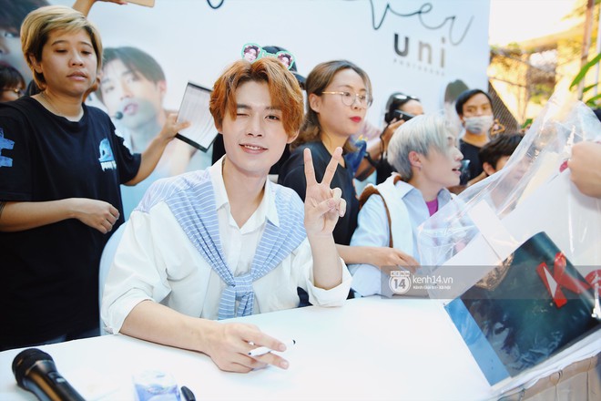 Fansign đầu tiên của Uni5 kỉ niệm 2 năm debut: Hơn 300 fan liên tục đứng ngồi không yên vì bị 6 thành viên thả thính không ngớt - Ảnh 7.