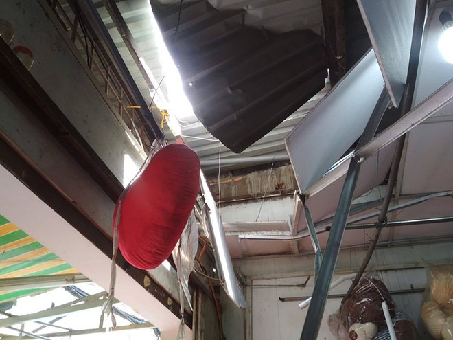 Cốt pha rơi thủng cửa h&agrave;ng, su&yacute;t tr&uacute;ng đầu nh&acirc;n vi&ecirc;n  - Ảnh 1.
