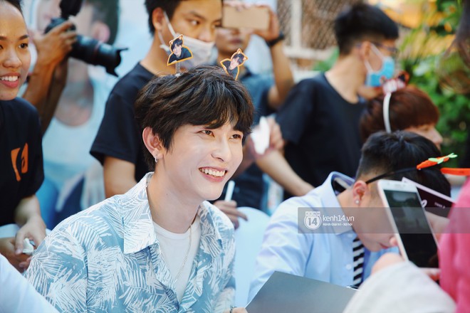 Fansign đầu tiên của Uni5 kỉ niệm 2 năm debut: Hơn 300 fan liên tục đứng ngồi không yên vì bị 6 thành viên thả thính không ngớt - Ảnh 13.