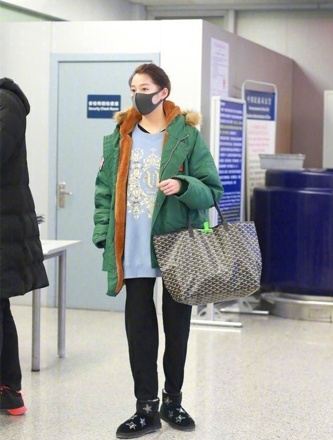 Bạn gái Luhan chị chê vì bộ cánh giống bà già đi chợ khi xuất hiện tại sân bay - Ảnh 1.