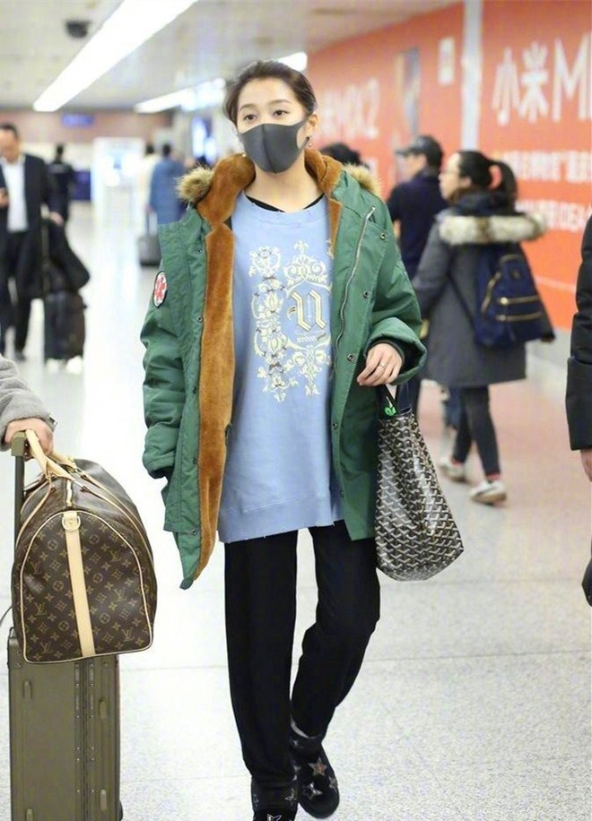 Bạn gái Luhan chị chê vì bộ cánh giống bà già đi chợ khi xuất hiện tại sân bay - Ảnh 2.