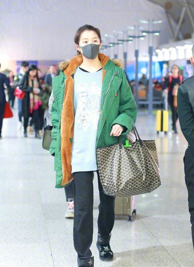 Bạn gái Luhan chị chê vì bộ cánh giống bà già đi chợ khi xuất hiện tại sân bay - Ảnh 3.